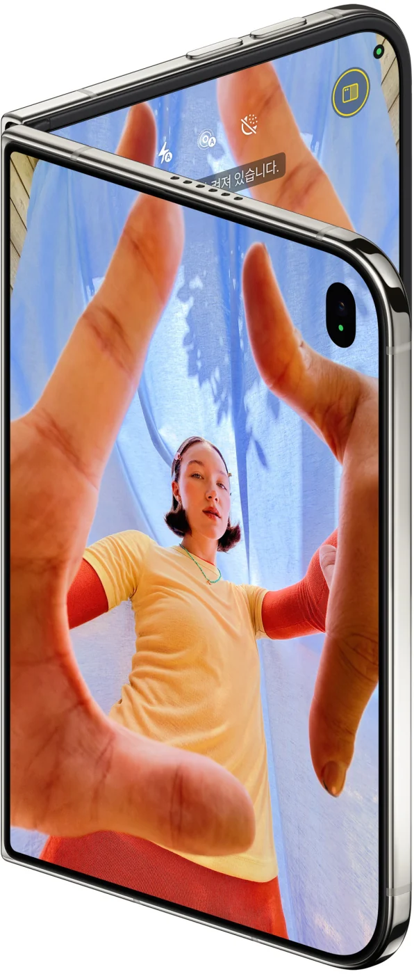 반쯤 접은 iPhone Duo로 외부 화면을 보며 셀피를 찍는 Apple 공식 이미지